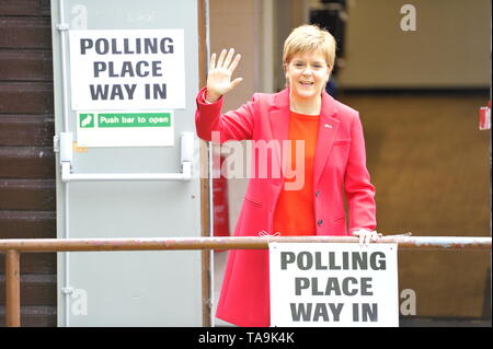 Larkhall, UK. 23. Mai 2019. Faust Minister, Nicola Sturgeon besucht ihren örtlichen Wahllokal ihre Stimme bei der Europawahl für die SNP zu cast Schottland in Europa zu halten. Credit: Colin Fisher/Alamy Leben Nachrichten Quelle: Colin Fisher/Alamy leben Nachrichten Stockfoto