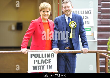 Larkhall, UK. 23. Mai 2019. Faust Minister, Nicola Sturgeon besucht ihren örtlichen Wahllokal ihre Stimme bei der Europawahl für die SNP zu cast Schottland in Europa zu halten. Credit: Colin Fisher/Alamy Leben Nachrichten Quelle: Colin Fisher/Alamy leben Nachrichten Stockfoto