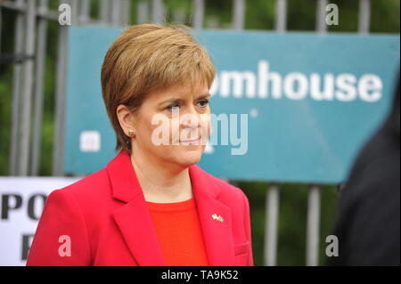 Larkhall, UK. 23. Mai 2019. Faust Minister, Nicola Sturgeon besucht ihren örtlichen Wahllokal ihre Stimme bei der Europawahl für die SNP zu cast Schottland in Europa zu halten. Credit: Colin Fisher/Alamy Leben Nachrichten Quelle: Colin Fisher/Alamy leben Nachrichten Stockfoto