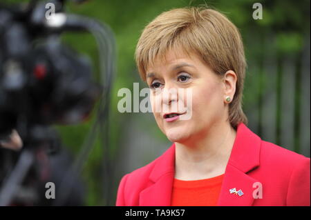 Larkhall, UK. 23. Mai 2019. Faust Minister, Nicola Sturgeon besucht ihren örtlichen Wahllokal ihre Stimme bei der Europawahl für die SNP zu cast Schottland in Europa zu halten. Credit: Colin Fisher/Alamy Leben Nachrichten Quelle: Colin Fisher/Alamy leben Nachrichten Stockfoto