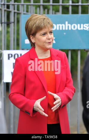 Larkhall, UK. 23. Mai 2019. Faust Minister, Nicola Sturgeon besucht ihren örtlichen Wahllokal ihre Stimme bei der Europawahl für die SNP zu cast Schottland in Europa zu halten. Credit: Colin Fisher/Alamy Leben Nachrichten Quelle: Colin Fisher/Alamy leben Nachrichten Stockfoto