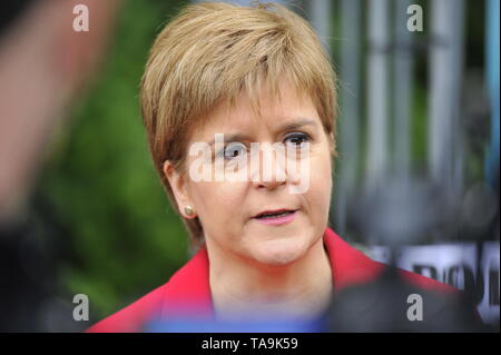 Larkhall, UK. 23. Mai 2019. Faust Minister, Nicola Sturgeon besucht ihren örtlichen Wahllokal ihre Stimme bei der Europawahl für die SNP zu cast Schottland in Europa zu halten. Credit: Colin Fisher/Alamy Leben Nachrichten Quelle: Colin Fisher/Alamy leben Nachrichten Stockfoto