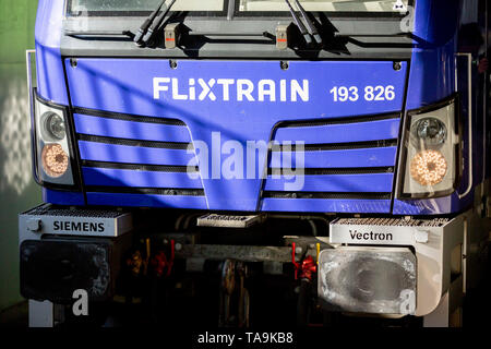 Köln, Deutschland. 23 Mai, 2019. Die Lokomotive der erste Zug der FlixTrain Verbindung zwischen Köln und Berlin ist im Bahnhof Berlin-Südkreuz entfernt. Credit: Christoph Soeder/dpa/Alamy leben Nachrichten Stockfoto