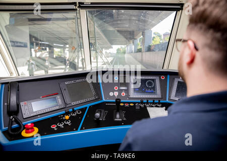 Köln, Deutschland. 23 Mai, 2019. Eine Lokomotive Fahrer sitzt im Führerstand der Lokomotive der erste Zug der FlixTrain Verbindung zwischen Köln und Berlin im Bahnhof Berlin-Südkreuz. Credit: Christoph Soeder/dpa/Alamy leben Nachrichten Stockfoto