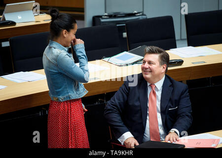 Berlin, Deutschland. 23 Mai, 2019. Sawsan Chebli (SPD, l-r), Berlin, Bevollmächtigter der Bundesregierung und Staatssekretär für Bürgerschaftliches Engagement, und Andreas Geisel (SPD), Berlins Senator für Inneres und Sport, der 42 Willkommen im Plenum des Abgeordnetenhauses von Berlin im Plenarsaal des Preußischen Landtag. Credit: Gregor Fischer/dpa/Alamy leben Nachrichten Stockfoto