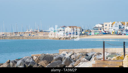 Lyme Regis, Dorset, Großbritannien. 23. Mai 2019. UK Wetter: Ein herrlicher Morgen am malerischen Strand in der Küstenstadt Lyme Regis. Das beliebte Resort liegt ruhig und still heute vor der bevorstehenden May Bank Holiday. Massen sind in Scharen zum beliebten Strand nächste Woche erwartet in der lauen Wetter, die über der Südküste von England Prognose wurde zu sonnen. Credit: Celia McMahon/Alamy Leben Nachrichten. Stockfoto