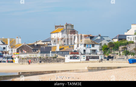 Lyme Regis, Dorset, Großbritannien. 23. Mai 2019. UK Wetter: Ein herrlicher Morgen am malerischen Strand in der Küstenstadt Lyme Regis. Das beliebte Resort liegt ruhig und still heute vor der bevorstehenden May Bank Holiday. Massen sind in Scharen zum beliebten Strand nächste Woche erwartet in der lauen Wetter, die über der Südküste von England Prognose wurde zu sonnen. Credit: Celia McMahon/Alamy Leben Nachrichten. Stockfoto