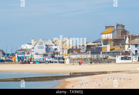 Lyme Regis, Dorset, Großbritannien. 23. Mai 2019. UK Wetter: Ein herrlicher Morgen am malerischen Strand in der Küstenstadt Lyme Regis. Das beliebte Resort liegt ruhig und still heute vor der bevorstehenden May Bank Holiday. Massen sind in Scharen zum beliebten Strand nächste Woche erwartet in der lauen Wetter, die über der Südküste von England Prognose wurde zu sonnen. Credit: Celia McMahon/Alamy Leben Nachrichten. Stockfoto