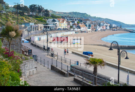 Lyme Regis, Dorset, Großbritannien. 23. Mai 2019. UK Wetter: Ein herrlicher Morgen am malerischen Strand in der Küstenstadt Lyme Regis. Das beliebte Resort liegt ruhig und still heute vor der bevorstehenden May Bank Holiday. Massen sind in Scharen zum beliebten Strand nächste Woche erwartet in der lauen Wetter, die über der Südküste von England Prognose wurde zu sonnen. Credit: Celia McMahon/Alamy Leben Nachrichten. Stockfoto