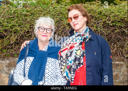 Schull, West Cork, Irland. 23 Mai, 2019. Verpflichtungen star Maria Doyle Kennedy, der spielte backing Sängerin Natalie Murphy in dem Film, ist in Schull heute für die fastnet Film Festival. Sie ist dargestellt mit Casting Director, Ros Hubbard. Credit: Andy Gibson/Alamy Leben Nachrichten. Stockfoto