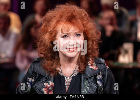 Leipzig, Deutschland. 26 Apr, 2019. Die Sängerin Regina Thoss, in der MDR-Talkshow "RIVERBOAT" am 17.05.2019 in Leipzig aufgenommen. Quelle: Thomas Schulze/dpa-Zentralbild/ZB/dpa/Alamy leben Nachrichten Stockfoto