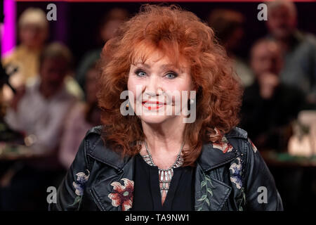 Leipzig, Deutschland. 26 Apr, 2019. Die Sängerin Regina Thoss, in der MDR-Talkshow "RIVERBOAT" am 17.05.2019 in Leipzig aufgenommen. Quelle: Thomas Schulze/dpa-Zentralbild/ZB/dpa/Alamy leben Nachrichten Stockfoto