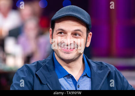 Leipzig, Deutschland. 26 Apr, 2019. Der Comedian Kaya Yanar, in der MDR-Talkshow "RIVERBOAT" am 17.05.2019 in Leipzig aufgenommen. Quelle: Thomas Schulze/dpa-Zentralbild/ZB/dpa/Alamy leben Nachrichten Stockfoto
