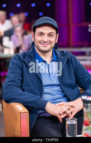 Leipzig, Deutschland. 26 Apr, 2019. Der Comedian Kaya Yanar, in der MDR-Talkshow "RIVERBOAT" am 17.05.2019 in Leipzig aufgenommen. Quelle: Thomas Schulze/dpa-Zentralbild/ZB/dpa/Alamy leben Nachrichten Stockfoto