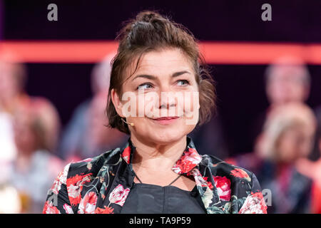 Leipzig, Deutschland. 26 Apr, 2019. Die Schauspielerin Claudia Schmutzler, während der MDR-Talkshow "RIVERBOAT" am 17.05.2019 in Leipzig aufgenommen. Quelle: Thomas Schulze/dpa-Zentralbild/ZB/dpa/Alamy leben Nachrichten Stockfoto