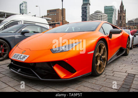2019 orange Lamborghini Huracan Performance LP640 5204cc Roadster, Warteschlangen an Bord der Fähre zur Isle of man, um die Insel TT Rennen teilnehmen. Stockfoto