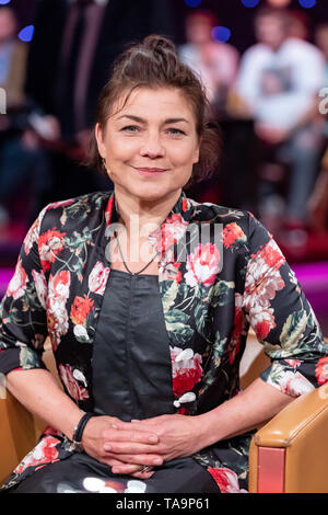 Leipzig, Deutschland. 26 Apr, 2019. Die Schauspielerin Claudia Schmutzler, während der MDR-Talkshow "RIVERBOAT" am 17.05.2019 in Leipzig aufgenommen. Quelle: Thomas Schulze/dpa-Zentralbild/ZB/dpa/Alamy leben Nachrichten Stockfoto