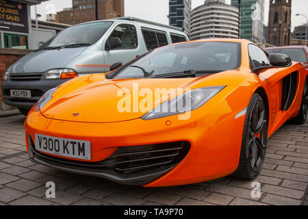 Liverpool, Merseyside. 23. Mai, 2019 UK Wetter: Schön, Sonnig segeln Zustand bis zu 200 Motorradfahrer und Zehntausende von Supercars einschließlich eines 2011 Orange Mclaren, Warteschlange, an Bord der Fähre auf die Isle of Man die Insel TT Rennen teilzunehmen. Zusätzliche Fährverbindungen werden hinzugefügt werden, um die große Nachfrage für die Zuschauer reisen Top motor sport Die diesjährige Woche der qualifizierenden Ereignisse der schnellsten Straße Rennen auf dem Planeten zu besuchen, zu bewältigen. Credit: MediaWorldImages/AlamyLiveNews Stockfoto