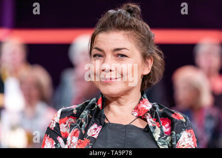 Leipzig, Deutschland. 26 Apr, 2019. Die Schauspielerin Claudia Schmutzler, während der MDR-Talkshow "RIVERBOAT" am 17.05.2019 in Leipzig aufgenommen. Quelle: Thomas Schulze/dpa-Zentralbild/ZB/dpa/Alamy leben Nachrichten Stockfoto