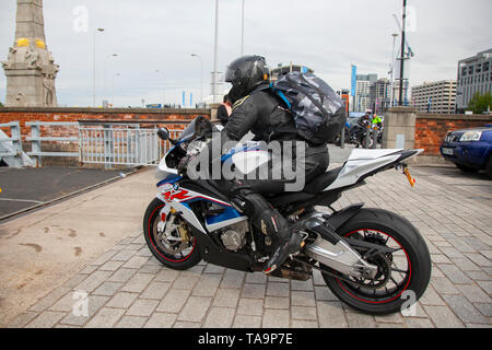 Motorsportfans der Isle of man TT in Liverpool, Merseyside. Mai 2019 Großbritannien Wetter: Schöner, sonniger Segelzustand, da bis zu 200 Motorradfahrer an Bord der Fähre zur Insel Man warten, um an den TT-Rennen der Insel teilzunehmen. Zusätzliche Fährverbindungen sollen hinzugefügt werden, um der großen Nachfrage nach Zuschauern gerecht zu werden, die an der diesjährigen Top-Motorsportwoche der Qualifikation und dem schnellsten Straßenrennen der Welt teilnehmen. Kredit: MediaWorldImages/AlamyLiveNews Stockfoto