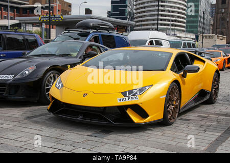 Liverpool, Merseyside. 23. Mai, 2019 UK Wetter: Schön, Sonnig segeln Zustand bis zu 200 Motorradfahrer und Zehntausende von Supercars wie ein Lamborghini Huracan Performante LP640, Queue mit der Fähre auf die Isle of Man die Insel TT Rennen teilzunehmen. Zusätzliche Fährverbindungen werden hinzugefügt werden, um die große Nachfrage für die Zuschauer reisen Top motor sport Die diesjährige Woche der qualifizierenden Ereignisse der schnellsten Straße Rennen auf dem Planeten zu besuchen, zu bewältigen. Credit: MediaWorldImages/AlamyLiveNews Stockfoto