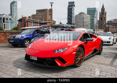 Liverpool, Merseyside. 23. Mai, 2019 UK Wetter: Schön, Sonnig segeln Zustand bis zu 200 Motorradfahrer und Zehntausende von Supercars einschließlich eines 2018 Huracan Lamborghini LP 610-4 S-A, Warteschlange, an Bord der Fähre auf die Isle of Man die Insel TT Rennen teilzunehmen. Zusätzliche Fährverbindungen werden hinzugefügt werden, um die große Nachfrage für die Zuschauer reisen Top motor sport Die diesjährige Woche der qualifizierenden Ereignisse der schnellsten Straße Rennen auf dem Planeten zu besuchen, zu bewältigen. Credit: MediaWorldImages/AlamyLiveNews Stockfoto