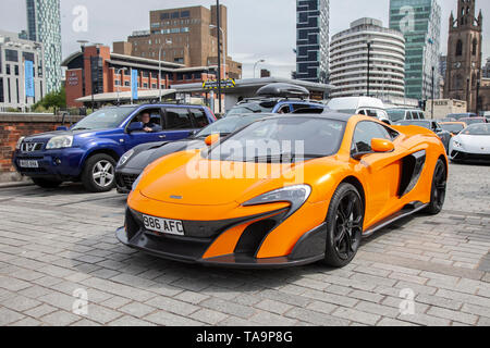 Liverpool, Merseyside. 23. Mai, 2019 UK Wetter: Schön, Sonnig segeln Zustand bis zu 200 Motorradfahrer und Zehntausende von Supercars einschließlich eines Mclaren 675 lt Coupé S-A, Warteschlange, an Bord der Fähre auf die Isle of Man die Insel TT Rennen teilzunehmen. Zusätzliche Fährverbindungen werden hinzugefügt werden, um die große Nachfrage für die Zuschauer reisen Top motor sport Die diesjährige Woche der qualifizierenden Ereignisse der schnellsten Straße Rennen auf dem Planeten zu besuchen, zu bewältigen. Credit: MediaWorldImages/AlamyLiveNews Stockfoto