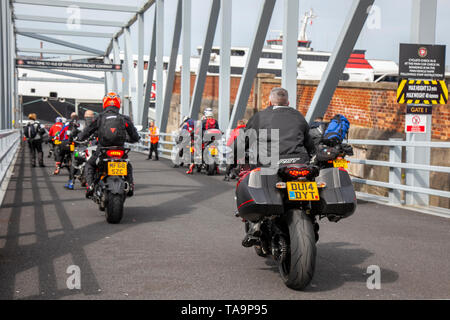 Motorsportfans der Isle of man TT in Liverpool, Merseyside. Mai 2019 Großbritannien Wetter: Schöner, sonniger Segelzustand, da bis zu 200 Motorradfahrer an Bord der Fähre zur Insel Man warten, um an den TT-Rennen der Insel teilzunehmen. Zusätzliche Fährverbindungen sollen hinzugefügt werden, um der großen Nachfrage nach Zuschauern gerecht zu werden, die an der diesjährigen Top-Motorsportwoche der Qualifikation und dem schnellsten Straßenrennen der Welt teilnehmen. Kredit: MediaWorldImages/AlamyLiveNews Stockfoto