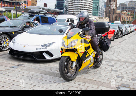 Liverpool, Merseyside. 23. Mai, 2019 UK Wetter: Schön, Sonnig segeln Zustand bis zu 200 Motorradfahrer und Zehntausende von Supercars wie ein Lamborghini Huracan Performante LP640, Queue mit der Fähre auf die Isle of Man die Insel TT Rennen teilzunehmen. Zusätzliche Fährverbindungen werden hinzugefügt werden, um die große Nachfrage für die Zuschauer reisen Top motor sport Die diesjährige Woche der qualifizierenden Ereignisse der schnellsten Straße Rennen auf dem Planeten zu besuchen, zu bewältigen. Credit: MediaWorldImages/AlamyLiveNews Stockfoto