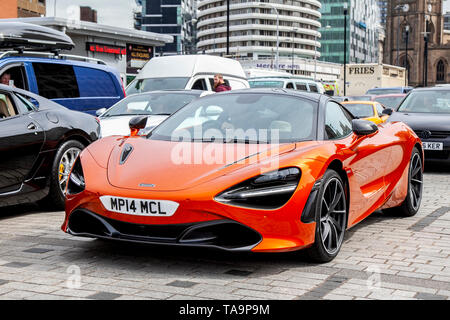 Liverpool, Merseyside. 23. Mai, 2019 UK Wetter: Schön, Sonnig segeln Zustand bis zu 200 Motorradfahrer und Zehntausende von supercars EINSCHLIESSLICH EINES Mclaren 720S V8 S-A, Warteschlange, an Bord der Fähre auf die Isle of Man die Insel TT Rennen teilzunehmen. Zusätzliche Fährverbindungen werden hinzugefügt werden, um die große Nachfrage für die Zuschauer reisen Top motor sport Die diesjährige Woche der qualifizierenden Ereignisse der schnellsten Straße Rennen auf dem Planeten zu besuchen, zu bewältigen. Credit: MediaWorldImages/AlamyLiveNews Stockfoto