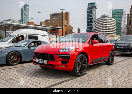 Liverpool, Merseyside. 23. Mai, 2019 UK Wetter: Schön, Sonnig segeln Zustand bis zu 200 Motorradfahrer und Zehntausende von Supercars einschließlich eines Porsche Macan S D-S-A, Warteschlange, an Bord der Fähre auf die Isle of Man die Insel TT Rennen teilzunehmen. Zusätzliche Fährverbindungen werden hinzugefügt werden, um die große Nachfrage für die Zuschauer reisen Top motor sport Die diesjährige Woche der qualifizierenden Ereignisse der schnellsten Straße Rennen auf dem Planeten zu besuchen, zu bewältigen. Credit: MediaWorldImages/AlamyLiveNews Stockfoto