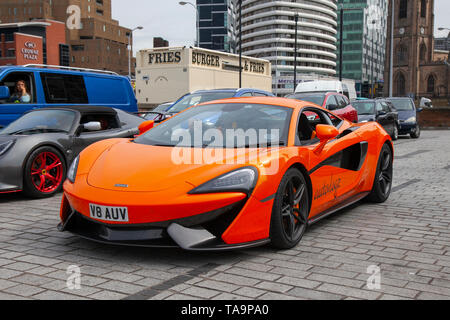 Liverpool, Merseyside. 23. Mai, 2019 UK Wetter: Schön, Sonnig segeln Zustand bis zu 200 Motorradfahrer und Zehntausende von Supercars einschließlich eines Mclaren 570 S Coupé S-A Warteschlange an Bord der Fähre auf die Isle of Man die Insel TT Rennen teilzunehmen. Zusätzliche Fährverbindungen werden hinzugefügt werden, um die große Nachfrage für die Zuschauer reisen Top motor sport Die diesjährige Woche der qualifizierenden Ereignisse der schnellsten Straße Rennen auf dem Planeten zu besuchen, zu bewältigen. Credit: MediaWorldImages/AlamyLiveNews Stockfoto