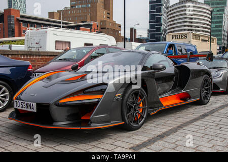 2019 grau Schwarz McLaren Senna V8 S-A, Schlange an Bord der Fähre zur Isle of man, um an den Island TT Rennen teilzunehmen. Zusätzliche Fährverbindungen sollen hinzugefügt werden, um der großen Nachfrage nach Zuschauern gerecht zu werden, die zur diesjährigen Top-Motorsportwoche der Qualifikationsereignisse des schnellsten Straßenrennens der Welt reisen. Stockfoto