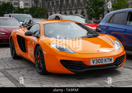 2011 Orange McLaren McLaren MP4 12C Coupé 3798cc Benzin Sportwagen, Warteschlangen an Bord der Fähre zur Isle of man, um die Insel TT Rennen teilnehmen. Zusätzliche Fährverbindungen sollen hinzugefügt werden, um der großen Nachfrage nach Zuschauern gerecht zu werden, die zur diesjährigen Top-Motorsportwoche der Qualifikationsereignisse des schnellsten Straßenrennens der Welt reisen. Stockfoto