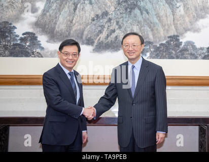 (190523) - Peking, 23. Mai 2019 (Xinhua) - Yang Jiechi (R), ein Mitglied des Politbüros der Kommunistischen Partei Chinas (CPC) Zentralausschuss und Leiter der Kommission für Auswärtige Angelegenheiten des CPC-Zentralausschusses, trifft sich mit Singaporean Stellvertretender Ministerpräsident und Finanzminister Heng Swee Keat in Peking, der Hauptstadt von China, 23. Mai 2019. (Xinhua / zhai Jianlan) Stockfoto