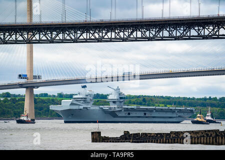 North Queensferry, Schottland, Großbritannien. 23 Mai, 2019. Flugzeugträger HMS Queen Elizabeth Segel von Rosyth in den Fluss Forth nach einem Besuch in ihrem Heimathafen für eine einbauen. Kehrt sie zu Meer für Westlant 19 Bereitstellung und ausgelegt auf den Betrieb ihrer F-35 Kampfflugzeuge zu konzentrieren. Abgebildet; Träger Pässe unter Queensferry Kreuzung Brücke bei Ebbe. Credit: Iain Masterton/Alamy leben Nachrichten Stockfoto