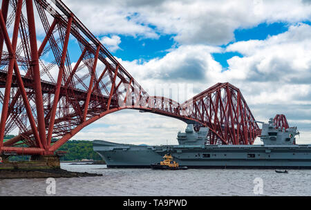 North Queensferry, Schottland, Großbritannien. 23 Mai, 2019. Flugzeugträger HMS Queen Elizabeth Segel von Rosyth in den Fluss Forth nach einem Besuch in ihrem Heimathafen für eine einbauen. Kehrt sie zu Meer für Westlant 19 Bereitstellung und ausgelegt auf den Betrieb ihrer F-35 Kampfflugzeuge zu konzentrieren. Abgebildet; der Frachtführer übergibt unterhalb der Forth Bridge bei Ebbe. Credit: Iain Masterton/Alamy leben Nachrichten Stockfoto