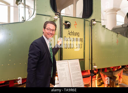 23. Mai 2019, Sachsen, Dresden: Andreas Scheuer (CSU), Bundesminister für Verkehr, steht nach der Gründungsakt für das Deutsche Zentrum für den Schienenverkehr Forschung in das Transport Museum an einer S&H-test Lokomotive mit der Aufschrift "Achtung Hochspannung 10.000 Volt". Foto: Robert Michael/dpa-Zentralbild/dpa Stockfoto