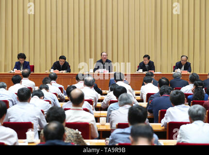 (190523) - Peking, 23. Mai 2019 (Xinhua) - Huang Kunming (C, hinten), ein Mitglied des Politbüros der Kommunistischen Partei Chinas (CPC) und Leiter der Abteilung Öffentlichkeitsarbeit des CPC-Zentralausschusses, Adressen eine Konferenz über die Bewertung der staatlich finanzierten sozialen Wissenschaft Projekte in Peking, der Hauptstadt von China, 23. Mai 2019. (Xinhua / Yao Dawei) Stockfoto