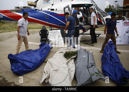 Kathmandu, Nepal. 23 Mai, 2019. Ein 12-köpfiges Team einschließlich Nepal Armee bringt vier Leichen auf einem Hubschrauber für post mortem nach Während der Mount Everest cleanup Kampagne höchsten Gipfel der Welt bei Teaching Hospital in Kathmandu, Nepal am Donnerstag, den 23. Mai 2019 zum Reinigen entfernt werden. Credit: Skanda Gautam/ZUMA Draht/Alamy leben Nachrichten Stockfoto