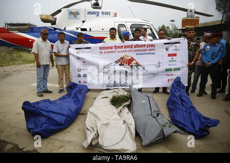 Kathmandu, Nepal. 23 Mai, 2019. Ein 12-köpfiges Team einschließlich Nepal Armee bringt vier Leichen auf einem Hubschrauber für post mortem nach Während der Mount Everest cleanup Kampagne höchsten Gipfel der Welt bei Teaching Hospital in Kathmandu, Nepal am Donnerstag, den 23. Mai 2019 zum Reinigen entfernt werden. Credit: Skanda Gautam/ZUMA Draht/Alamy leben Nachrichten Stockfoto