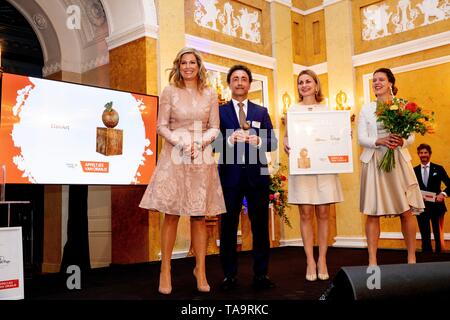 Den Haag, Niederlande. 23 Mai, 2019. Queen Maxima der Niederlande bei Palast Noordeinde in Den Haag am 23. Mai 2019, Hände, die die Auszeichnungen des Appeltjes van Oranje Credit: Albert Nieboer/Niederlande/Point de Vue |/dpa/Alamy leben Nachrichten Stockfoto