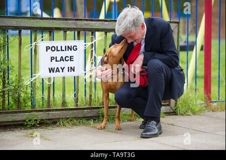 Ralston, Paisley, Großbritannien. 23. Mai 2019. Schottische Labour-vorsitzende, Richard Leonard Besuche einer örtlichen Wahllokal während der Abstimmung Tag für die Wahlen zum Europäischen Parlament. Credit: Colin Fisher/Alamy leben Nachrichten Stockfoto