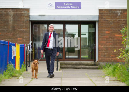 Ralston, Paisley, Großbritannien. 23. Mai 2019. Schottische Labour-vorsitzende, Richard Leonard Besuche einer örtlichen Wahllokal während der Abstimmung Tag für die Wahlen zum Europäischen Parlament. Credit: Colin Fisher/Alamy leben Nachrichten Stockfoto