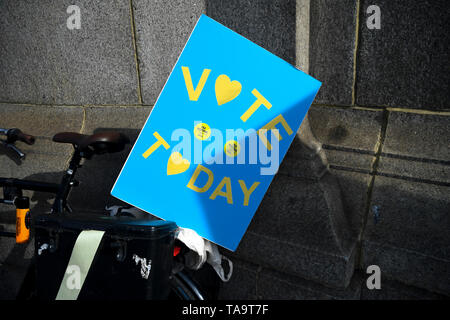 London, Großbritannien. 23 Mai, 2019. Ein Plakat lesen' Abstimmung heute' ist in London, Großbritannien am 23. Mai 2019 gesehen. Die Wähler in ganz Großbritannien werfen ihre stimmzettel am Donnerstag für die Wahlen zum Europäischen Parlament als es vielfach prognostizierte, dass Brexit Partei wird eine Leitung zu nehmen. Credit: Alberto Pezzali/Xinhua/Alamy leben Nachrichten Stockfoto