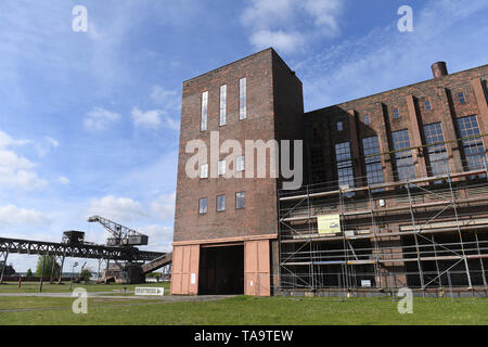 23. Mai 2019, Mecklenburg-Vorpommern, Peenemünde: Das Kraftwerk der ehemaligen Armee Versuchsstation Peenemünde, heute das Historisch-Technische Museum Peenemünde auf der Insel Usedom. In Peenemünde, wo die Nationalsozialisten recherchiert wurden Rakete V2 Waffen. Die erste Mondlandung vor 50 Jahren ist das Thema einer Sonderausstellung im Historisch-Technisches Museum Peenemünde (HTM) auf Usedom. Das Museum gab ihr den Titel "Wettlauf zum Mond. Viel Lärm über einen kleinen Schritt?". Rund 200 Exponate aus westlichen und östlichen Raumfahrt werden zu sehen sein. Darüber hinaus Stockfoto