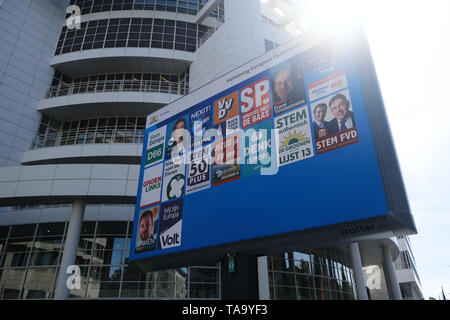 Den Haag, Niederlande. 23 Mai, 2019. Ein Wahlsystem poster Board für für die Wahlen zum Europäischen Parlament in Den Haag, Niederlande Am 23. Mai 2019 Credit: ALEXANDROS MICHAILIDIS/Alamy leben Nachrichten Stockfoto