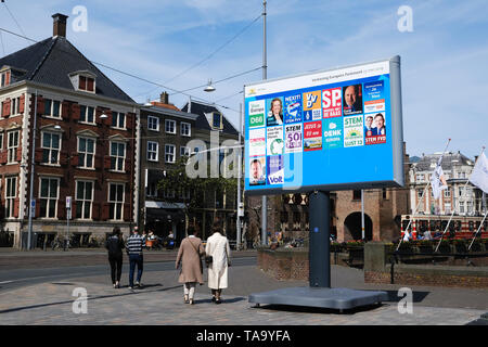 Den Haag, Niederlande. 23 Mai, 2019. Ein Wahlsystem poster Board für für die Wahlen zum Europäischen Parlament in Den Haag, Niederlande Am 23. Mai 2019 Credit: ALEXANDROS MICHAILIDIS/Alamy leben Nachrichten Stockfoto