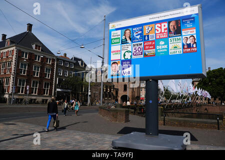 Den Haag, Niederlande. 23 Mai, 2019. Ein Wahlsystem poster Board für für die Wahlen zum Europäischen Parlament in Den Haag, Niederlande Am 23. Mai 2019 Credit: ALEXANDROS MICHAILIDIS/Alamy leben Nachrichten Stockfoto