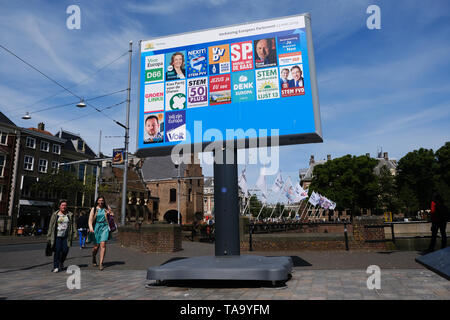 Den Haag, Niederlande. 23 Mai, 2019. Ein Wahlsystem poster Board für für die Wahlen zum Europäischen Parlament in Den Haag, Niederlande Am 23. Mai 2019 Credit: ALEXANDROS MICHAILIDIS/Alamy leben Nachrichten Stockfoto